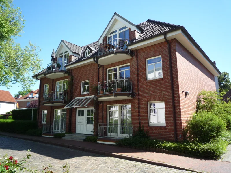 Hausansicht - Wohnung mieten in Uetersen - 2 Zimmer-Wohnung mit Balkon im Klosterviertel