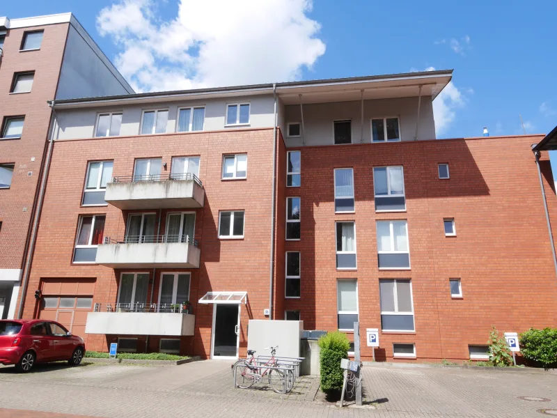 Vordere Hausansicht - Wohnung mieten in Pinneberg - 2 Zimmer-Wohnung mit Balkon in zentraler Lage