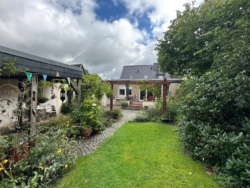 Rückwärtige Hausansicht - Haus kaufen in Moorrege - Doppelhaushälfte mit großem Garten in einer Ringstraße