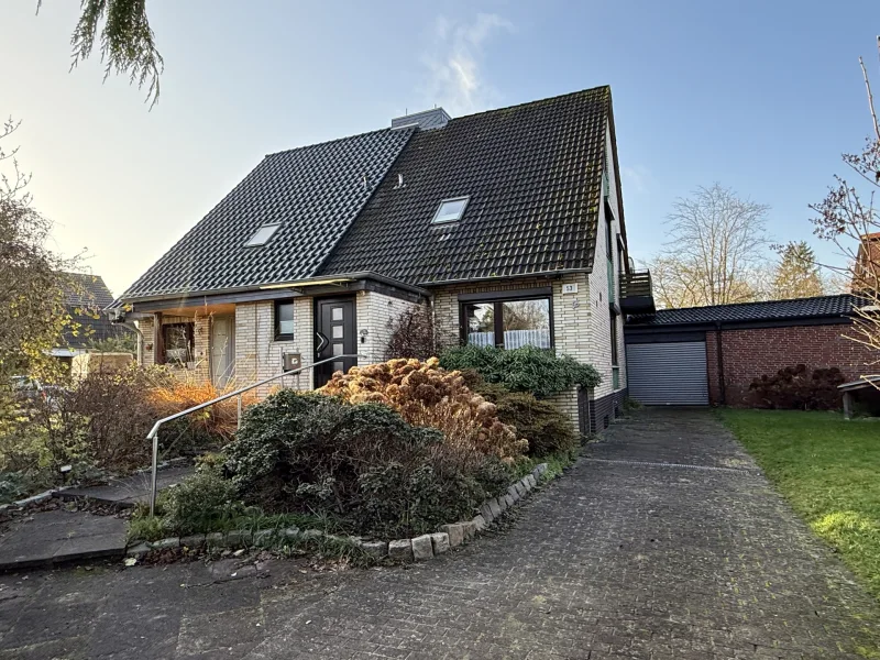 Vordere Hausansicht - Haus kaufen in Tornesch - Doppelhaushälfte mit großem Garten in ruhiger Wohnlage