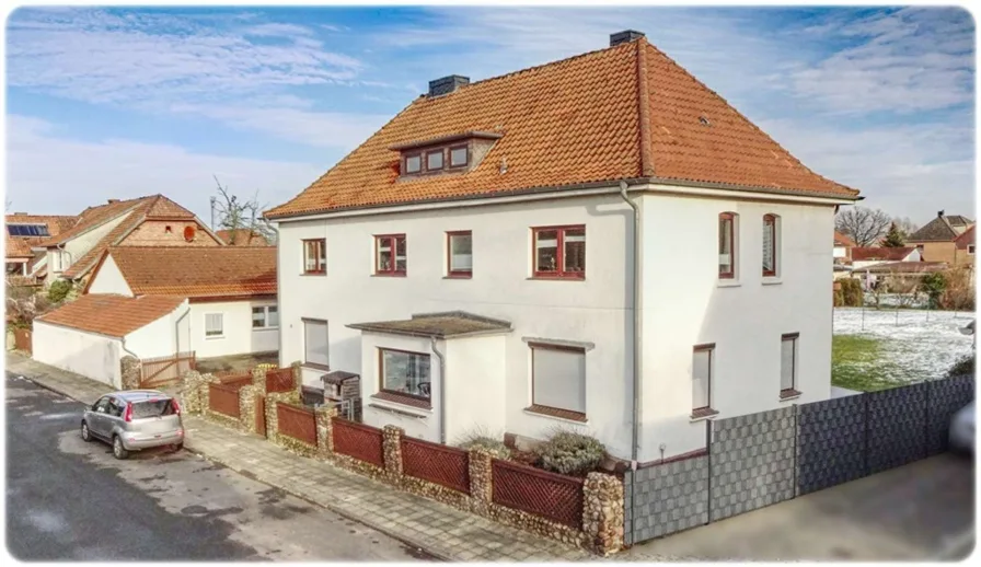 Willkommen - Haus kaufen in Uetze - Uetze - Ein- u. Zweifamilienhaus: Selber Wohnen + Rendite sichern mit 2 vermieteten Wohnungen!