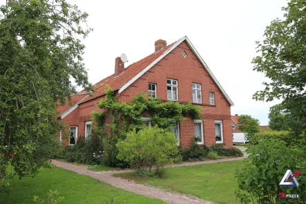 Vorderansicht - Haus kaufen in Uplengen - Ostfriesisches Bauernhaus in schöner Dorflage!