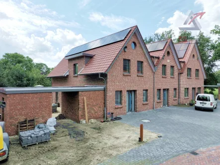 Vorderansicht - Haus kaufen in Uplengen-Hollen - Energieeffizienter Neubau - Hochwertiges Reihenhaus in super Lage