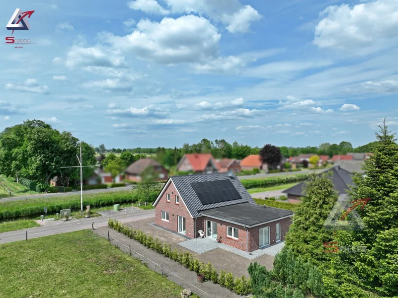 Seitenansicht - Haus kaufen in Uplengen - Wunderschöne Lage am Kanal - Energieeffizientes Traumhaus