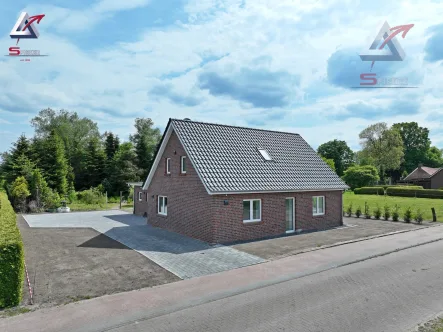 Straßenansicht - Haus kaufen in Uplengen - Wunderschöne Lage am Kanal - Energieeffizientes Traumhaus