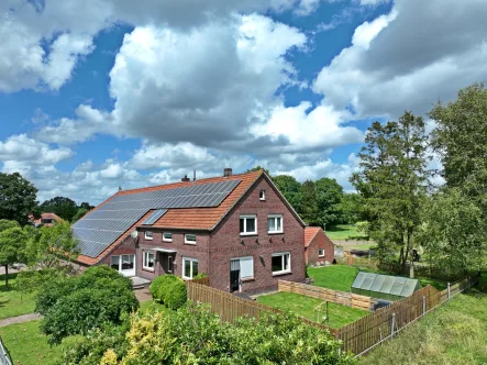 Vorderansicht - Haus kaufen in Uplengen - Ostfriesisches Bauernhaus 2,5 ha Weide am Haus