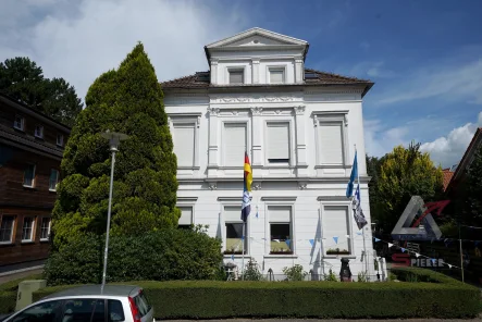 Frontansicht - Haus kaufen in Apen - Ortsprägendes Gründerzeithaus im Zentrum von Augustfehn