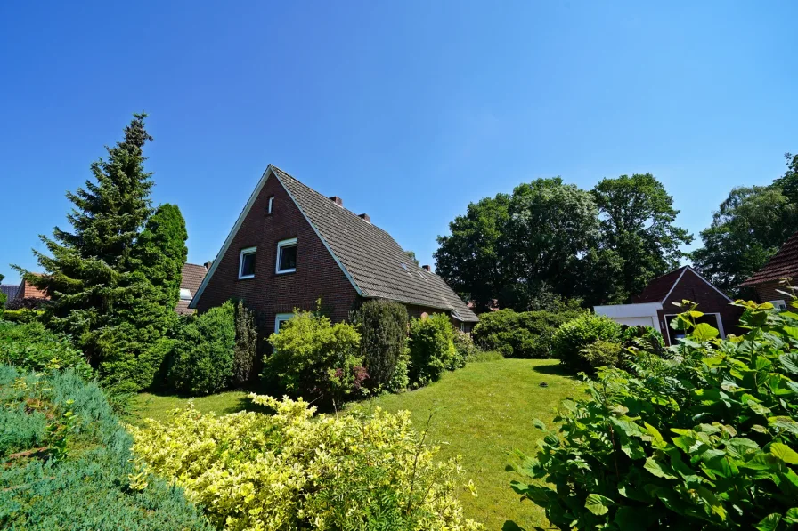 Straßenansicht - Haus kaufen in Uplengen - Zentrale Lage - Objekt  für Handwerker oder Neubauvorhaben