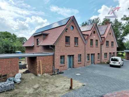 Seitenansicht - Haus mieten in Uplengen - Neubau Reihenhaus in erstklassiger Ausführung