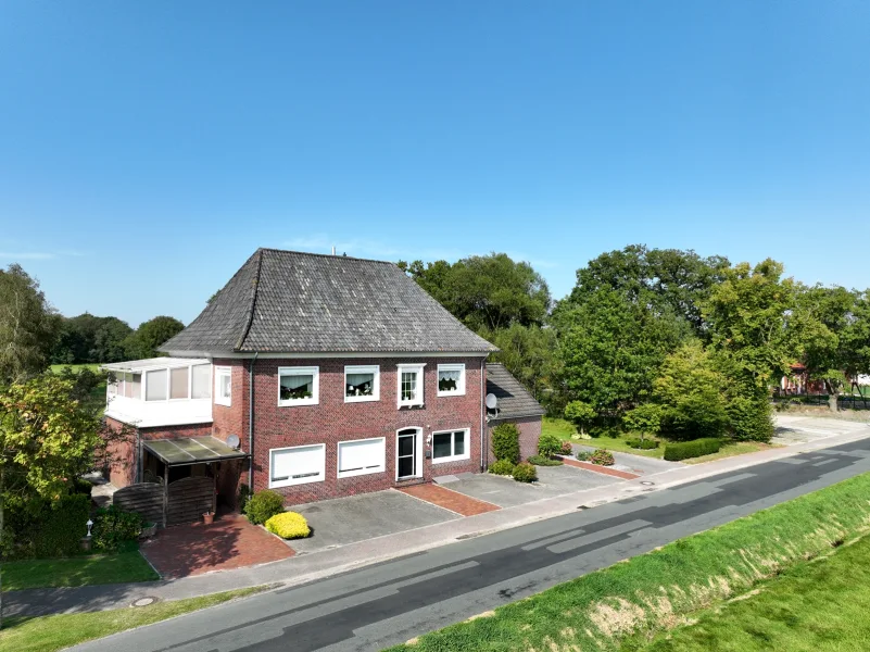 Straßenansicht - Wohnung mieten in Uplengen / Jübberde - Tolle Mietwohnung mit neuen Bädern