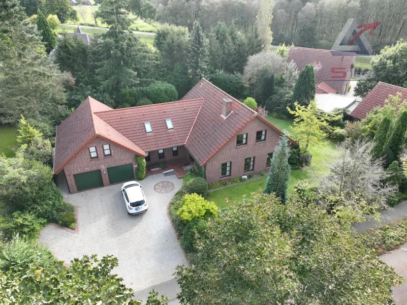 tolles Wohnhaus mit viel Platz - Haus kaufen in Uplengen / Remels - Großzügiges Wohnhaus mit Doppelgarage und sehenswertem Garten