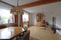 geräumiges Wohnzimmer