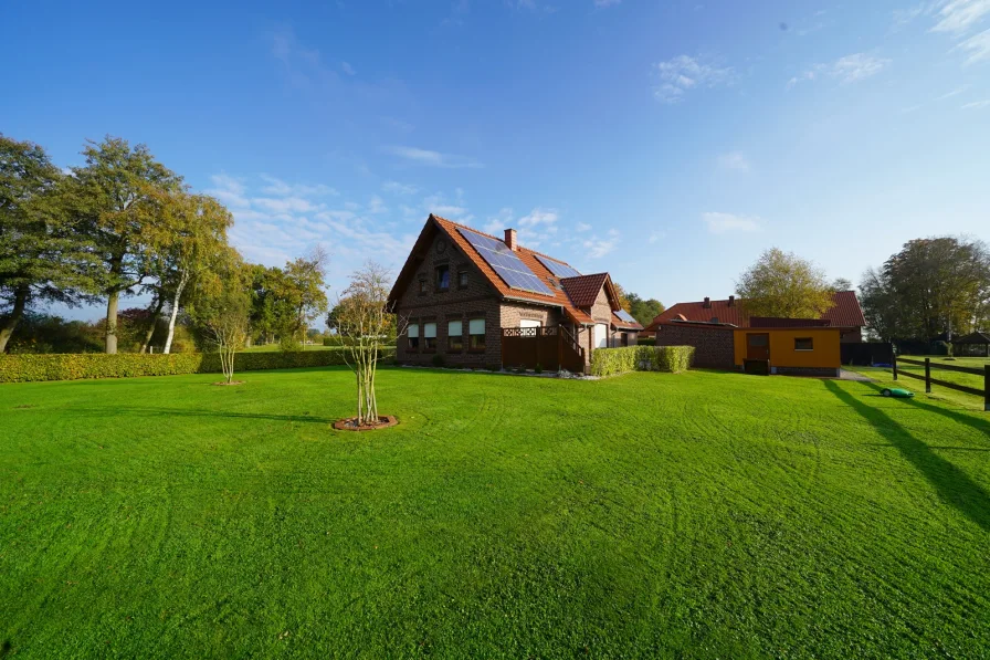 Hinteransicht  - Wohnung mieten in Uplengen - Obergeschosswohnung in ländlicher Lage!