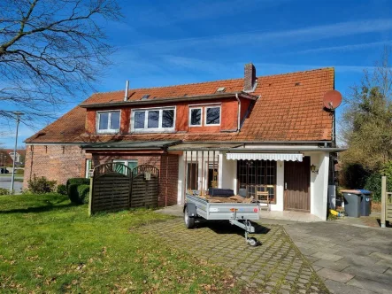 Auffahrt mit Hauseingang - Haus kaufen in Wangerland - Im Zentrum: Solides Wohnhaus mit Geschichte und Potential (3-Wohneinheiten) 