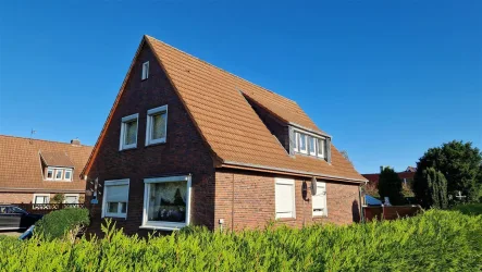 Seitenansicht - Haus kaufen in Wangerland - Solides Wohnhaus in ruhiger Sackgassenlage direkt am Deich mit 2 Wohneinheiten