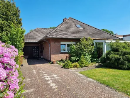 Straßenansicht - Haus kaufen in Jever - Gepflegter ebenerdiger Bungalow in guter Wohnlage der Stadt Jever