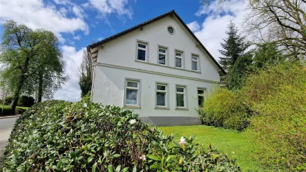 Giebelansicht - Haus kaufen in Schortens - Großzügiges Wohnhaus mit Stil und Flair mit angrenzendem Bürotrakt und dem parkähnlichen Grundstück (ehem. Pastorei mit Gemeindehaus)