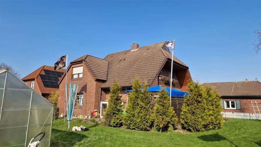 Ansicht - Haus kaufen in Wangerland - Zweifamilienhaus mit Einliegerwohnung in ruhiger Lage