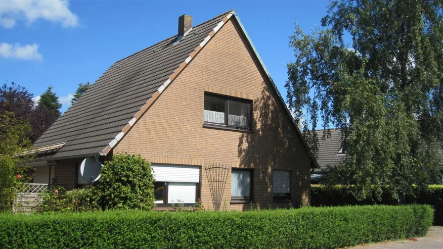 Straßenansicht - Haus kaufen in Wangerland - Solides freistehendes Einfamilienhaus in ruhiger Anliegerstraße