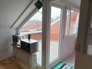 Blick zur Küche und Balkon