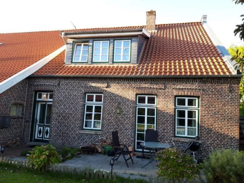 Ansicht mit Terrasse - Wohnung mieten in Schortens - Schicke Maisonette-Wohnung in kernsaniertem Haus in Schortens