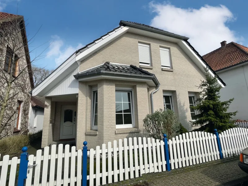 Hausansicht - Haus kaufen in Oldenburg (Oldenburg) / Osternburg - Bezugsfreies Einfamilienhaus mit großem Garten in Oldenburg-Osternburg zu verkaufen!!