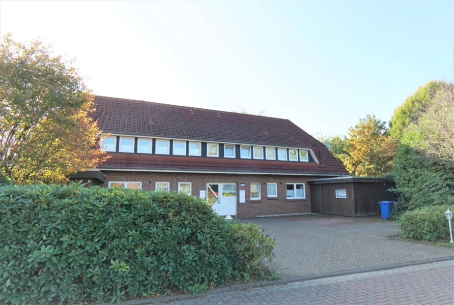 Hausansicht Bild 1 - Haus kaufen in Bad Zwischenahn - Solides und fest vermietetes 4-Parteienhaus in schöner Lage von Bad Zwischenahn