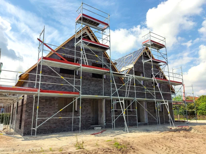 Außenansicht - Haus kaufen in Hatten / Sandkrug - Neubau Doppelhaushälfte zentral in Sandkrug !