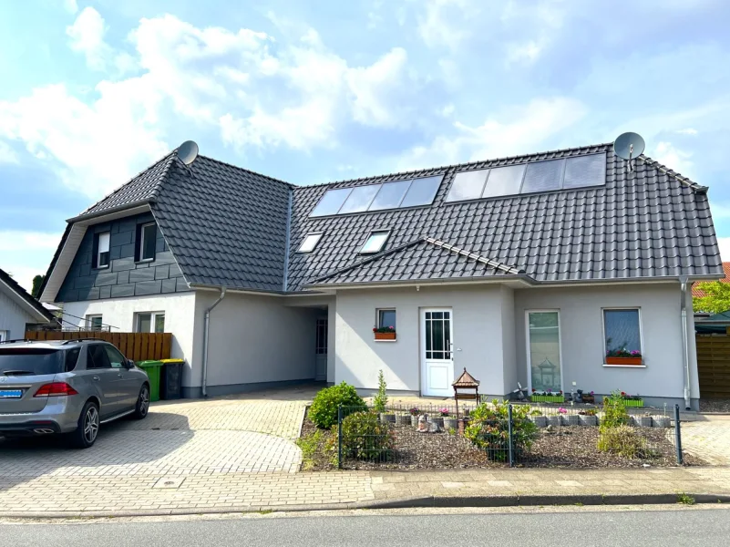 Ansicht Bild 1 - Haus kaufen in Wildeshausen - Wildeshausen! Zwei vermietete Einfamilienhäuser mit Carport und Garten in zentrumsnaher Siedlungslage