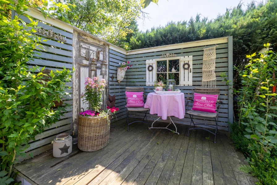 gemütlicher Sitzecke im Garten 