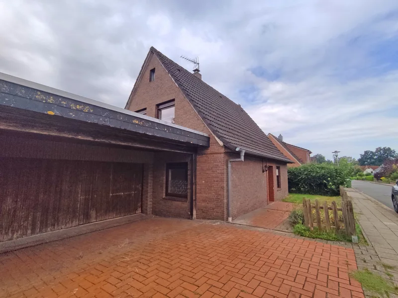 Straßenansicht - Haus kaufen in Wildeshausen - Einfamilienhaus in Wildeshausen