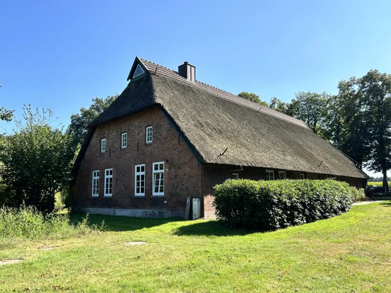 Titelbild - Haus kaufen in Wardenburg / Westerburg - Reetdachanwesen in Wardenburg/Westerburg mit großem Grundstück zu verkaufen!