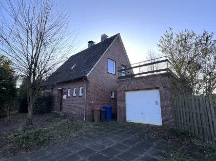 Titelbild - Haus kaufen in Rastede / Hankhausen - Solides Einfamilienhaus in Rastede/Hankhausen zu verkaufen