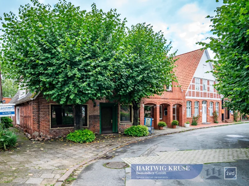  - Haus kaufen in Freiburg - EDV-Nr.: 12302 - Vielseitig nutzbares großes Wohnhaus mit Nebengebäude und Garage