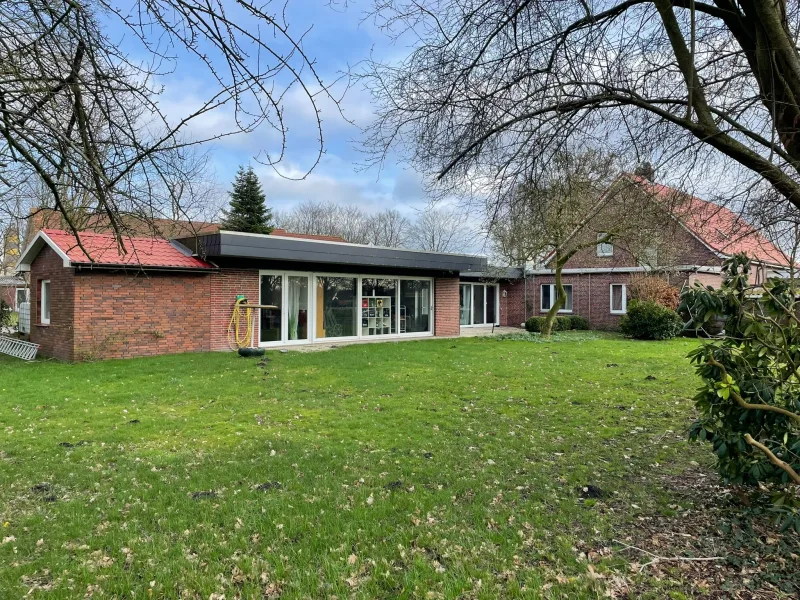 Ansicht Garten mit Terrasse und Panorama-Fenstern