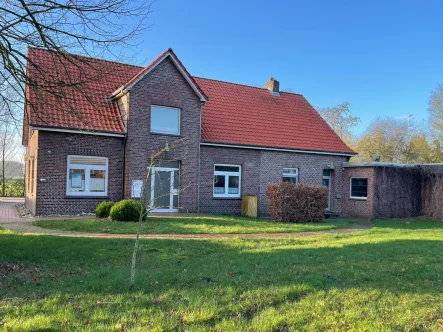 Ansicht Heglitzer Straße - Haus kaufen in Wittmund - Wohnhaus mit parkähnlichem Grundstück (Praxis + Wohneinheit)