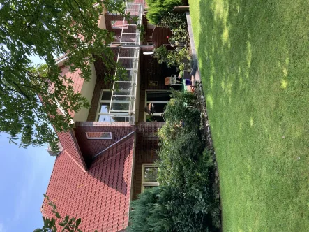 Außenansicht - Wohnung mieten in Friedeburg - Dachgeschosswohnung mit großzügigem Balkon in Friedeburg-Horsten