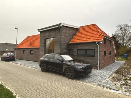 Frontansicht - Haus mieten in Wittmund - Erstbezug nach Sanierung - Großzügiges Einfamilienhaus mit Terrasse und Garten in Abens