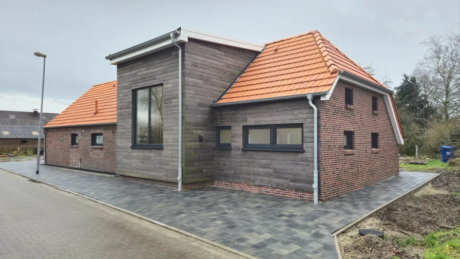 Frontansicht - Haus mieten in Wittmund - Erstbezug nach Sanierung - Großzügiges Einfamilienhaus mit Terrasse und Garten in Abens