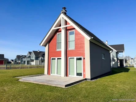 Außenansicht - Haus kaufen in Büsum - Besondere Kapitalanlage! Junges, modernes Ferienhaus in einem Ferienresort nahe der Familienlagune auf Eigenland zu verkaufen