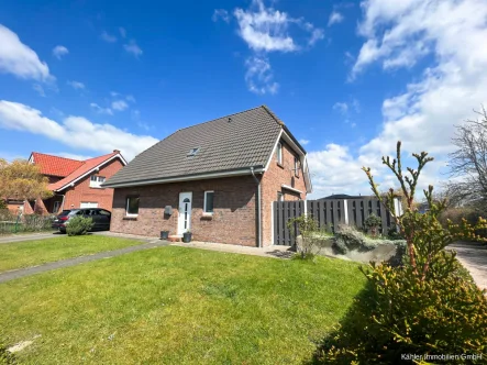 Straßenansicht - Haus kaufen in Büsum - Großzügiges Einfamilienhaus in Familienwohngebiet mit 4 Zimmern, ca. 129 m² Wohnfläche, Garten und großer Garage auf ca. 797 m² Erbbaurechtgrundstück in Büsum