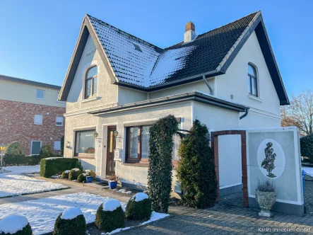 Außenansicht - Haus kaufen in Büsum - Charmantes Mehrfamilienhaus mit ca. 294 m²  Wohnfläche auf Eigenland in unmittelbarer Zentrumsnähe Büsums zu verkaufen