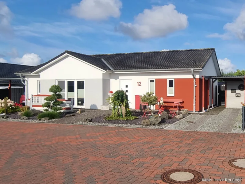 Bungalow Front - Haus kaufen in Büsum - Moderner, junger Bungalow mit 3 Zimmern auf ca. 120 m² Wohnfläche, Wärmepumpe und pflegeleichtem Garten auf ca. 677 m² Erbbaurechtsgrundstück (kaufbar)