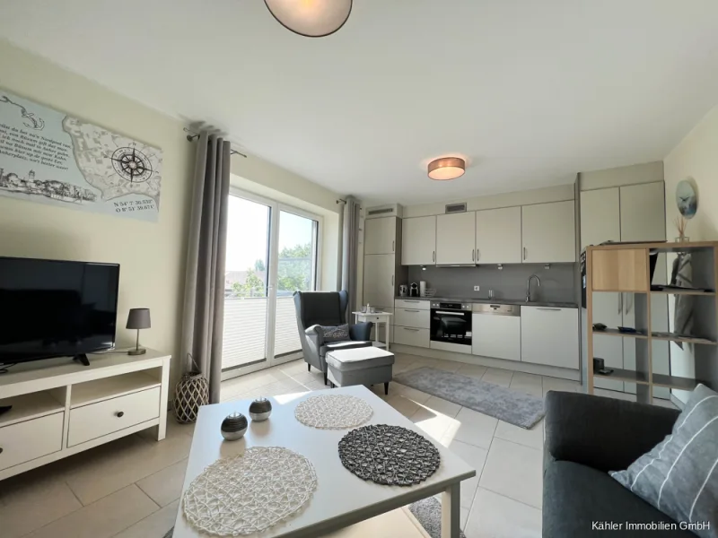 Wohnzimmer/Küche - Wohnung kaufen in Büsum - Moderne 2-Zimmer-Wohnung mit ca. 49 m² Wohnfläche auf Eigenland in ruhiger Wohngegend Büsums zu verkaufen