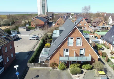 Außenansicht - Wohnung kaufen in Büsum - Moderne, große 3-Zimmer-Wohnung verteilt über 2 Etagen mit ca. 113,02 m² Wohnfläche, großer Südterrasse und Gartenanteil