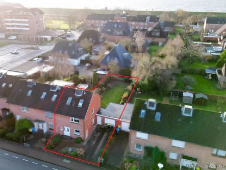 Grundstück Reihenhaus - Haus kaufen in Büsum - Reihenendhaus über drei Etagen mit 4 Zimmern und ca. 108 m² Wohnfläche, 2 Garagen und Garten auf einem ca. 449 m² Erbbaurechtsgrundstück im Zentrum von Büsum