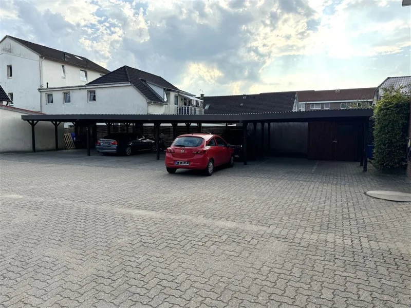 Parkplatz mit Carport