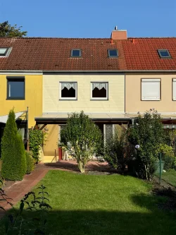 Hausansicht Gartenseite - Haus kaufen in Bad Bramstedt - Kuscheliges Mittelreihenhaus mit Keller in TOP-Zustand