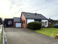 Ansicht mit Garage u. Carport