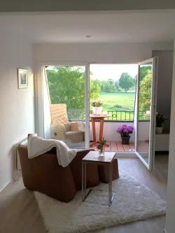 Wohnzimmer mit Loggia und Blick - Wohnung mieten in Bad Bramstedt - Stylisch und modern in zentraler Lage wohnen mit idyllischem Blick